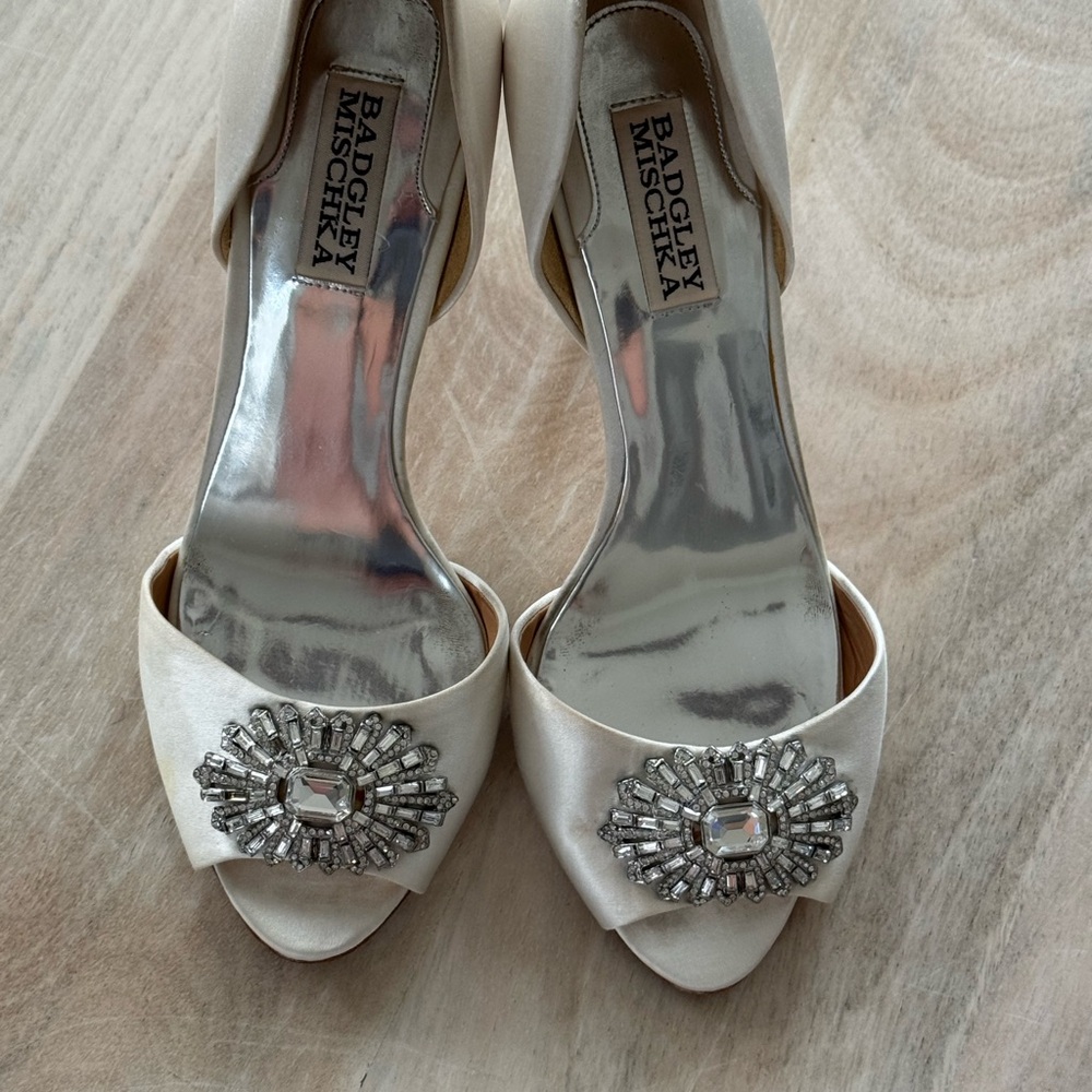 Badgley Mischka Ivory Satin Heels with Jewel Accents 7.5 - Picture 2 of 7